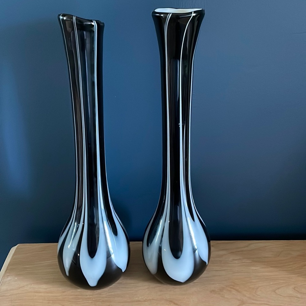 HITC Black White Vases